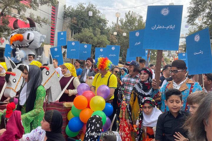 شروع جشنواره تئاتر خیابانی مریوان با شادپیمایی و استقبال مردم